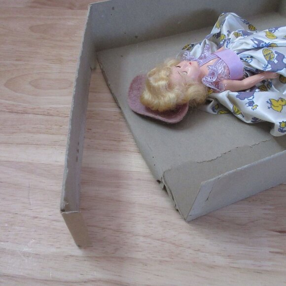 Dream Doll 7.5" Easter Bonnie Window Box 1950s - Picture 5 of 9